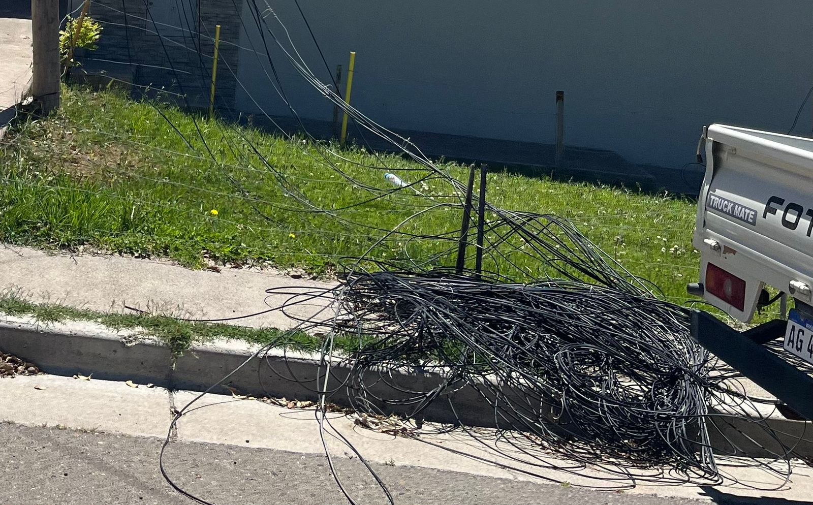 ENJAMBRE DE CABLES ABANDONADOS