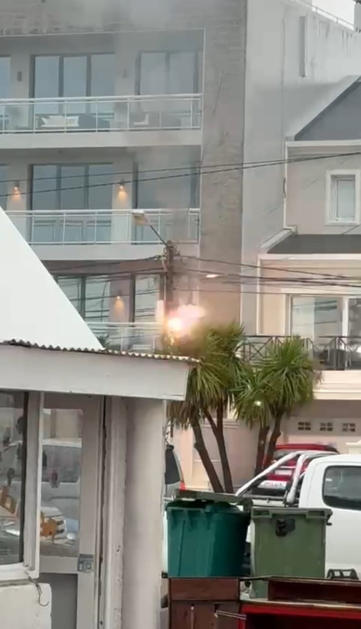 TARDE CAÓTICA: INCENDIO ELÉCTRICO, TORMENTA INTENSA, CALLES ANEGADAS Y CORTES DE LUZ