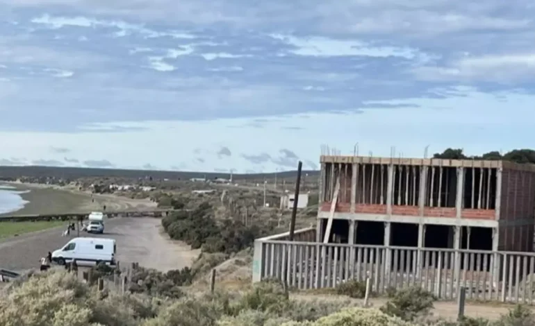 EL EDIFICIO DE LUZ Y FUERZA EN LA PLAYA ESTA PARADO