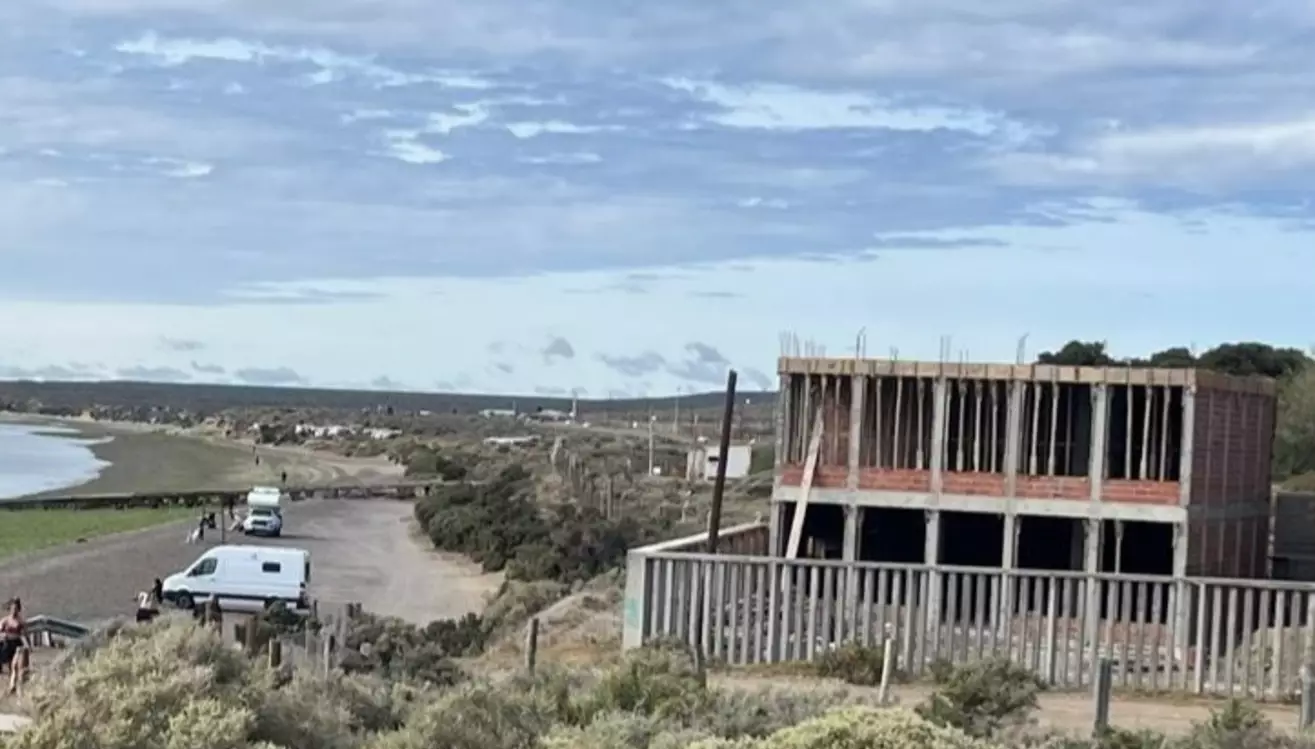 EL EDIFICIO DE LUZ Y FUERZA EN LA PLAYA ESTA PARADO