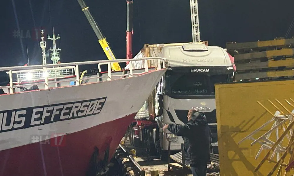 CAMION CHOCADO POR UN BARCO