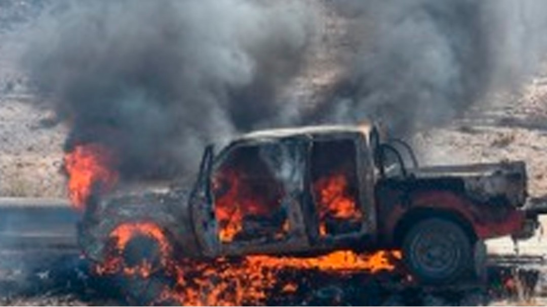 CAMIONETA CONSUMIDA POR LAS LLAMAS
