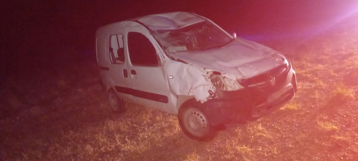 QUIZO PASAR UN CAMION Y TERMINO VOLCANDO