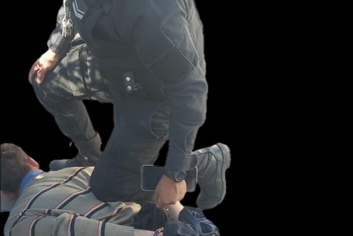 UN LADRON SE ESCONDIO DENTRO DE UNA CASA Y LO AGARRARON