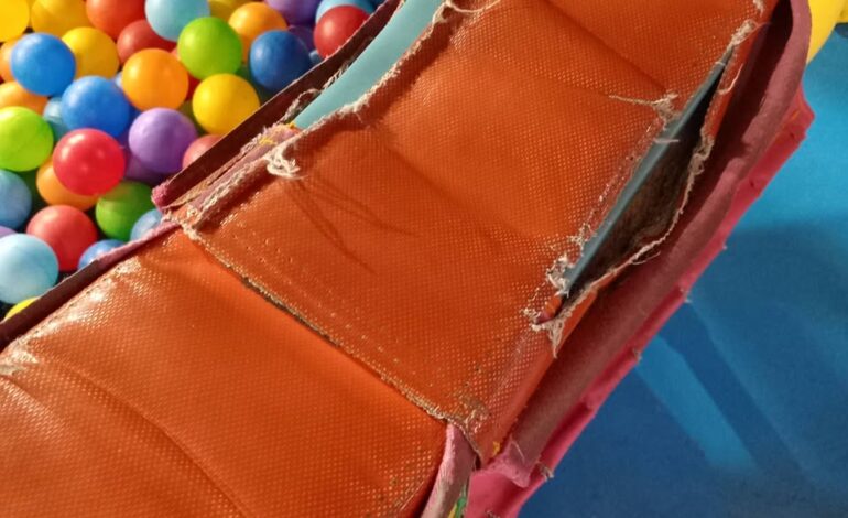 UNA NENA CON FRACTURA EXPUESTA EN UN PELOTERO