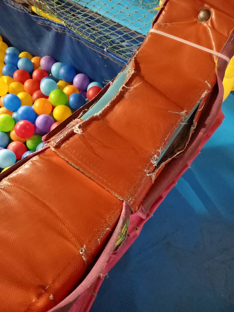 UNA NENA CON FRACTURA EXPUESTA EN UN PELOTERO