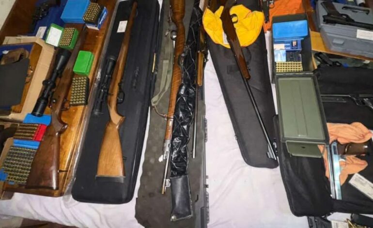 LO AMENAZARON, DENUNCIO Y ENCONTRARON UN ARSENAL