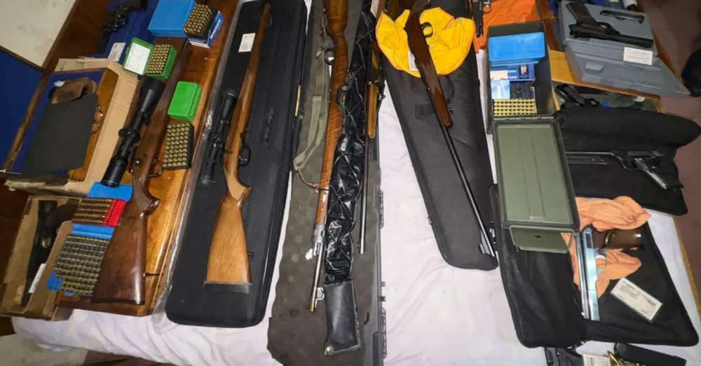 LO AMENAZARON, DENUNCIO Y ENCONTRARON UN ARSENAL