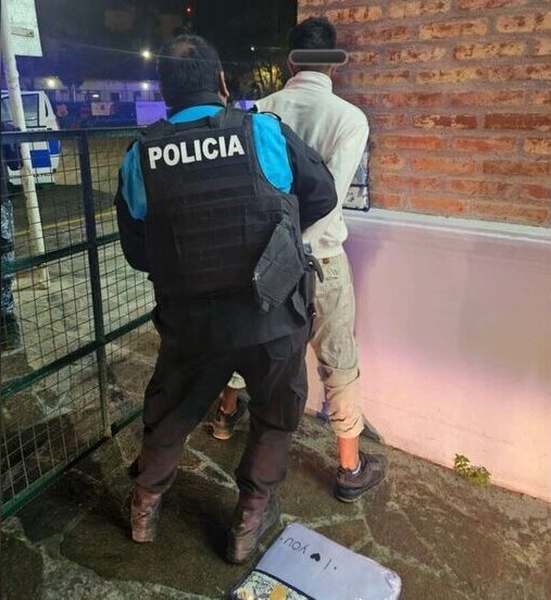 TREPA, ROBA Y CAE: LO ATRAPARON ROBANDO ENCOMIENDAS