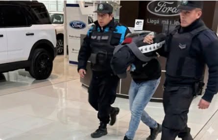 ENTRARON A LA FORD DOS LADRONES