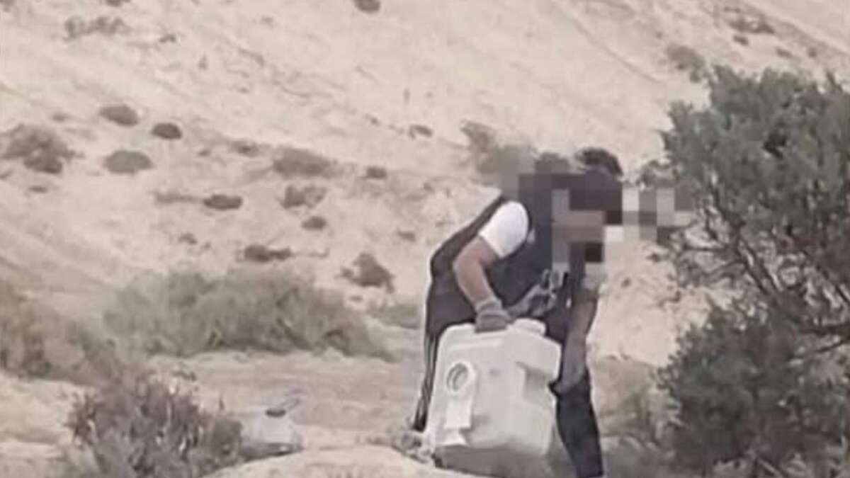 PLAYA PARANA: VACIABA EL INODORO EN LA PLAYA Y LA FILMARON