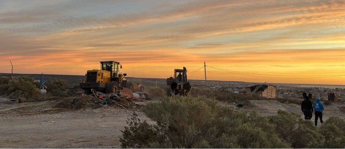 DESALOJO CON TOPADORAS EN EL OESTE DE MADRYN