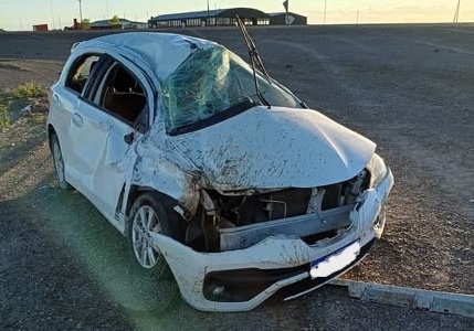 NO VIÓ LA ROTONDA Y VOLCÓ