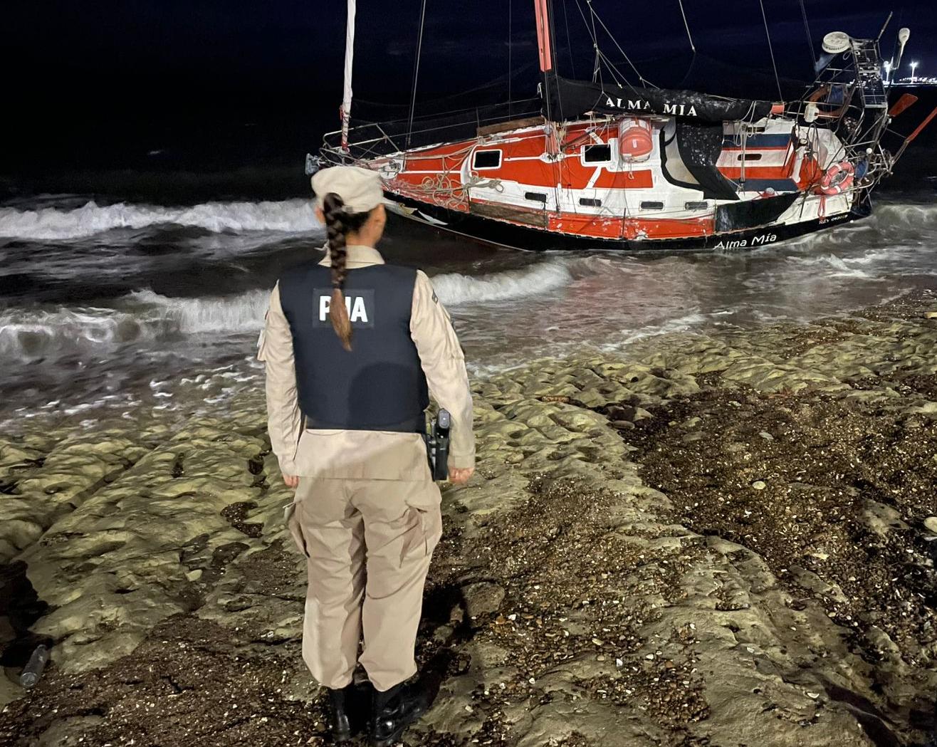 VELERO VARADO EN LA COSTA