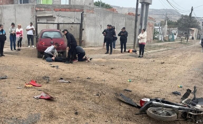 BRUTAL CHOQUE: UNA MOTOCICLISTA TERMINÓ HOSPITALIZADA