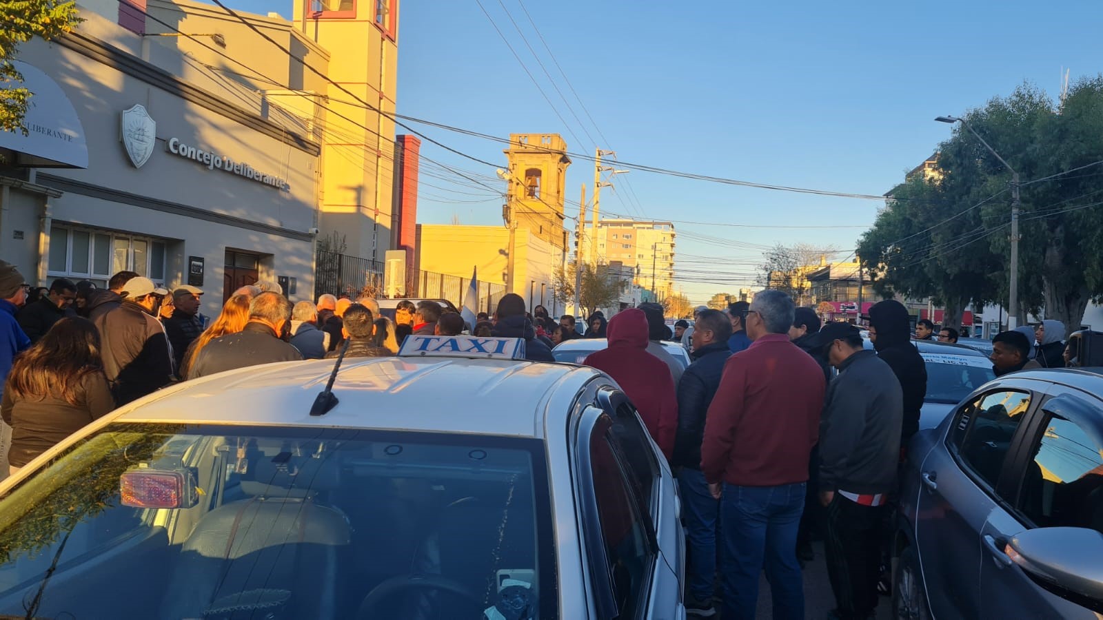 TAXIS Y APLICACIONES: EL DESAFÍO DE CONVIVIR