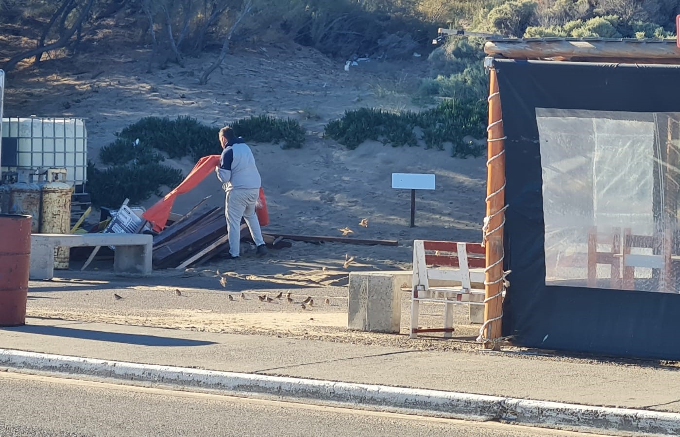 DESTRUYÓ PARADOR DE COMIDAS