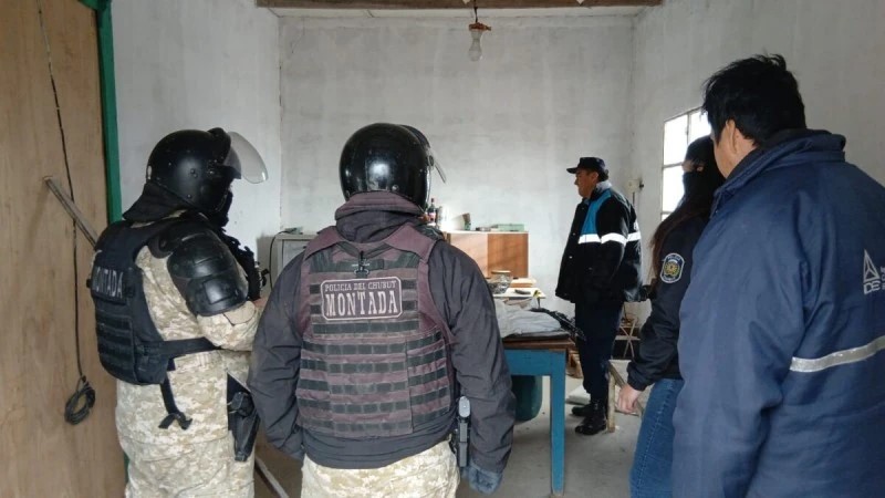 BOQUETE PERFECTO Y ROBO MILLONARIO: ALLANARON UNA CASA EN EL DORADILLO