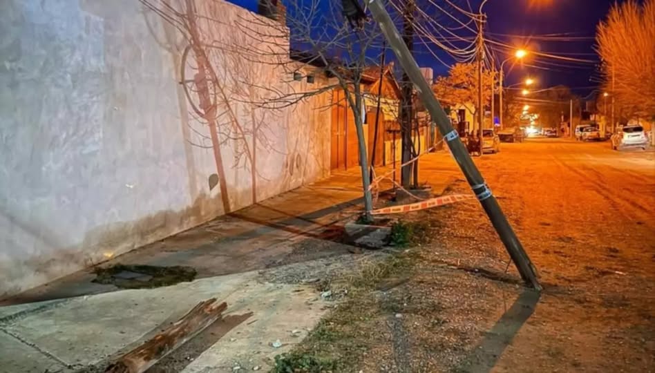 SE LLEVÓ PUESTO UN POSTE Y ESCAPÓ