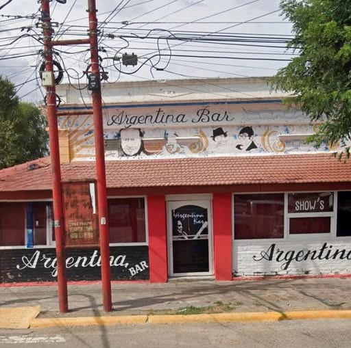 DAÑOS EN UN BAR Y DOS DETENIDOS
