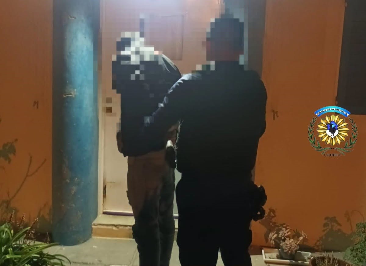 TENIA  PROHIBICIÓN DE ACERCAMIENTO Y TERMINÓ PRESO POR OTRO DETALLE.