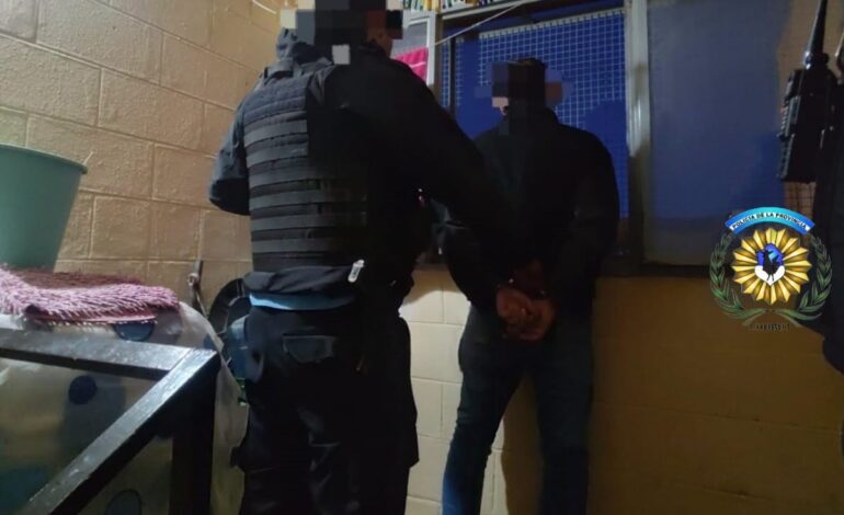 HOSTIGABA A SU MADRE Y TENÍA PEDIDO DE CAPTURA