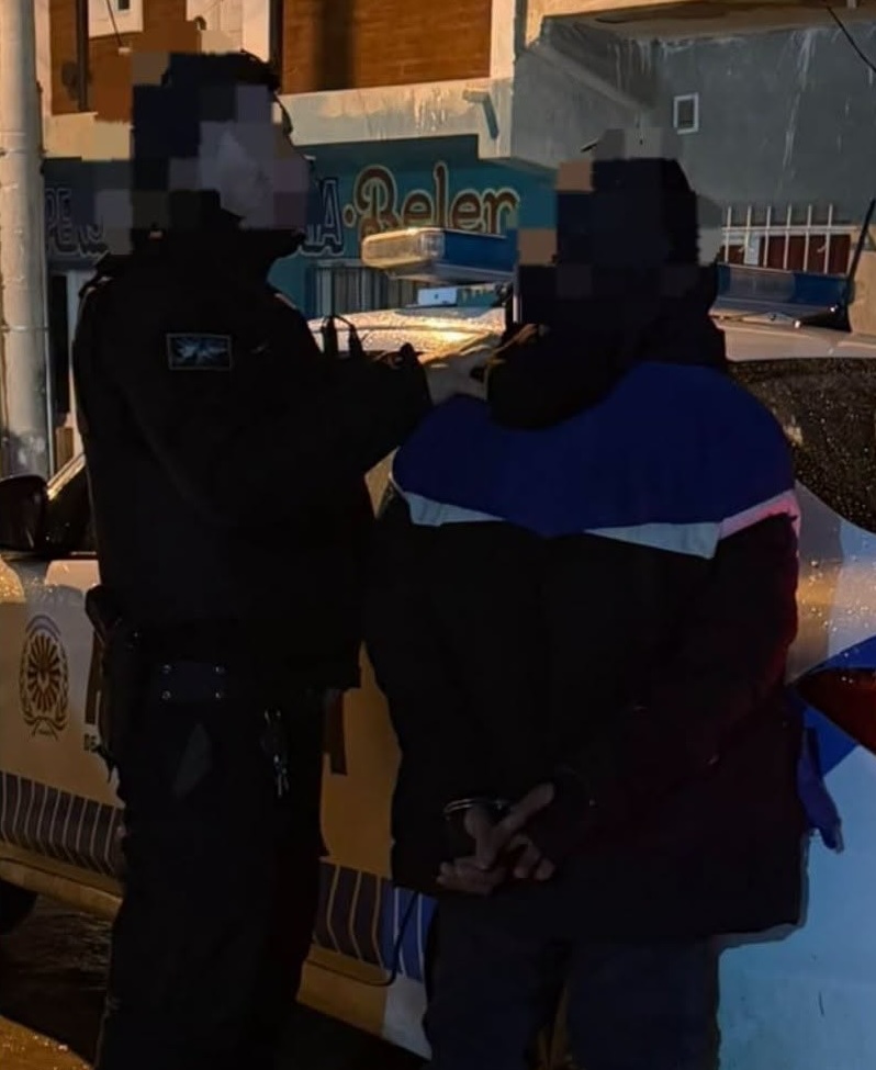 LE TIRABAN PETARDOS A LOS VECINOS