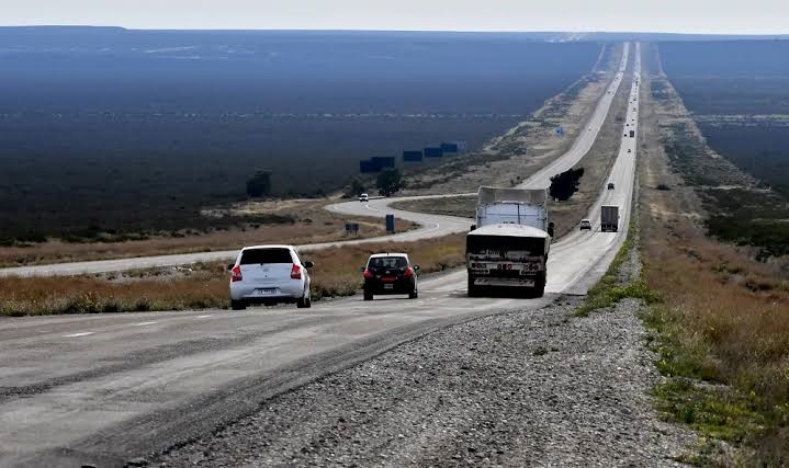 BORRACHO, DORMIDO Y AL VOLANTE DE UN CAMIÓN.