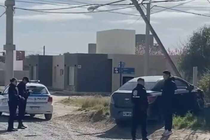 SE LE CRUZÓ UN POSTE