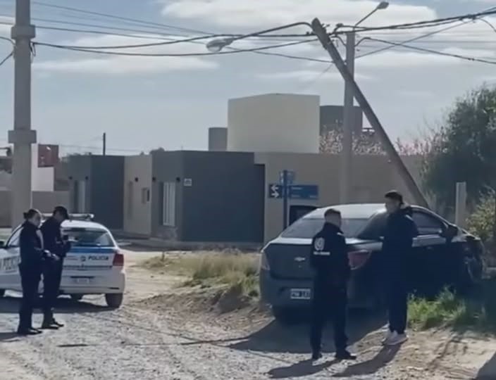 SE LE CRUZÓ UN POSTE
