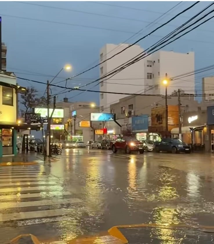 LLUEVE Y LAS CALLES VUELVEN A MOSTRAR SU PEOR CARA