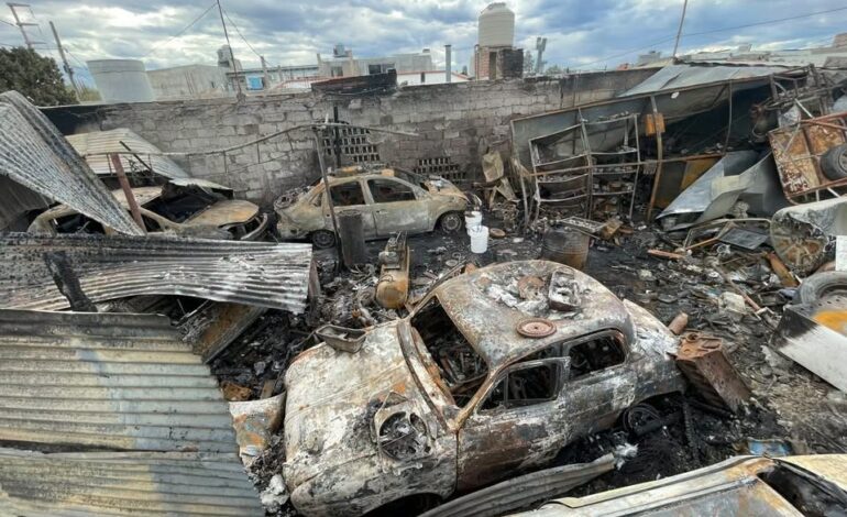 SE INCENDIÓ TODO UN TALLER Y PIDEN AYUDA
